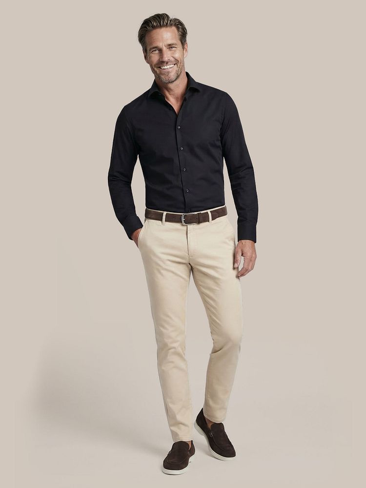 Azul loafers bruin met Chino Pico lichtbeige, Riem suède leer bruin, Twill overhemd zwart en Vitaru onzichtbaar ondershirt diepe v-hals (2-pack)