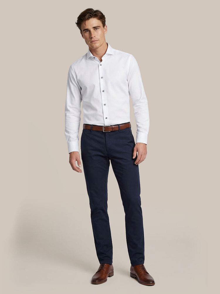 Chino Pico donkerblauw met Leren herenschoen donkercognac, Melange overhemd wit, Riem leer cognac 022 en Vitaru onzichtbaar ondershirt diepe v-hals (2-pack)