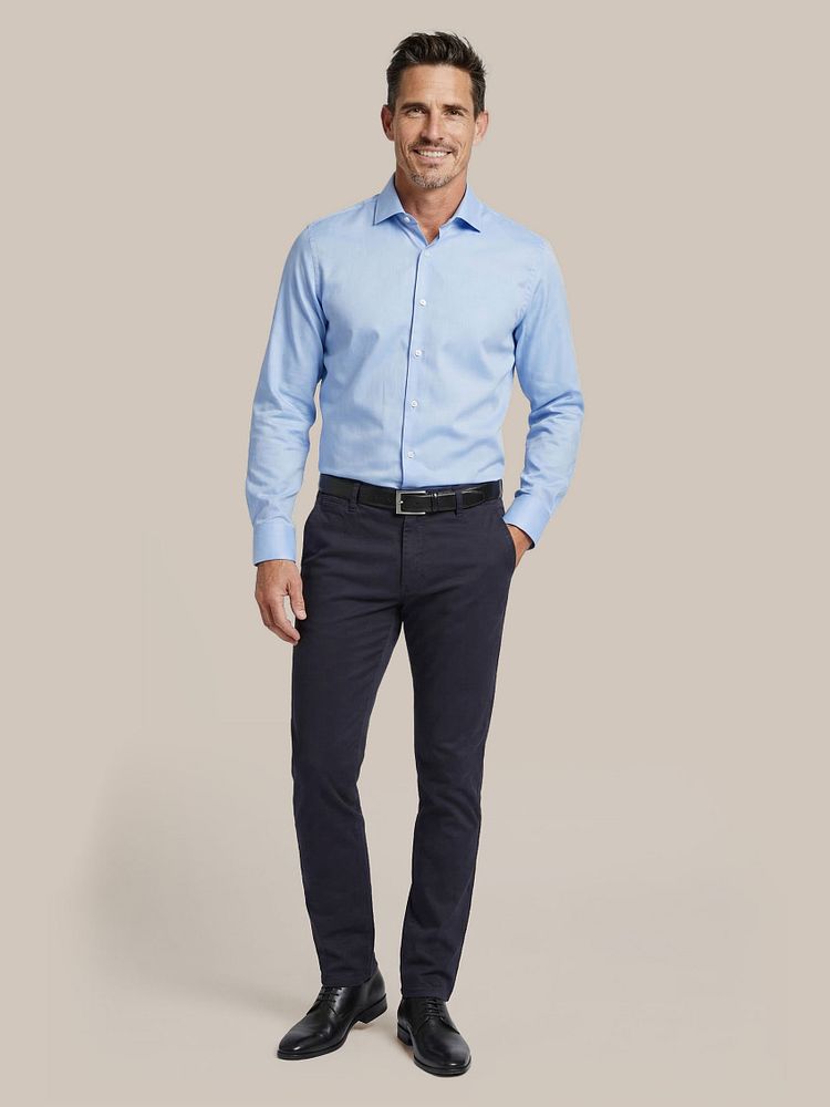 Chino Plato donkerblauw met Leren Derby herenschoen zwart, Overhemd dubbelmanchet blauw, Riem zwart 314 en Vitaru onzichtbaar ondershirt diepe v-hals (2-pack)
