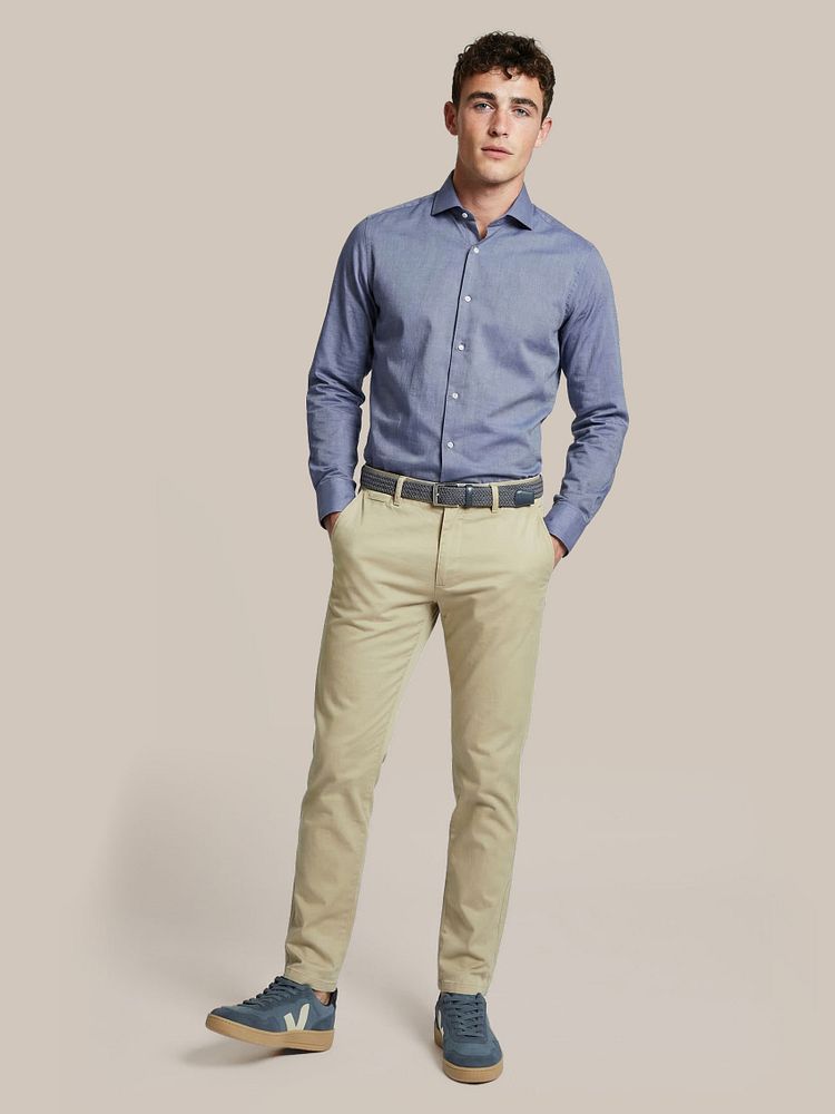Chino newbury beige met Geweven riem antraciet, Overhemd Oxford melange blauw en Sneakers volley nautico