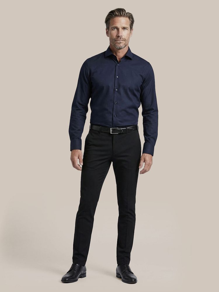 Base pantalon zwart met Leren Derby herenschoen zwart, Overhemd extra lange mouwen twill donkerblauw, Riem zwart 314 en Vitaru onzichtbaar ondershirt diepe v-hals (2-pack)