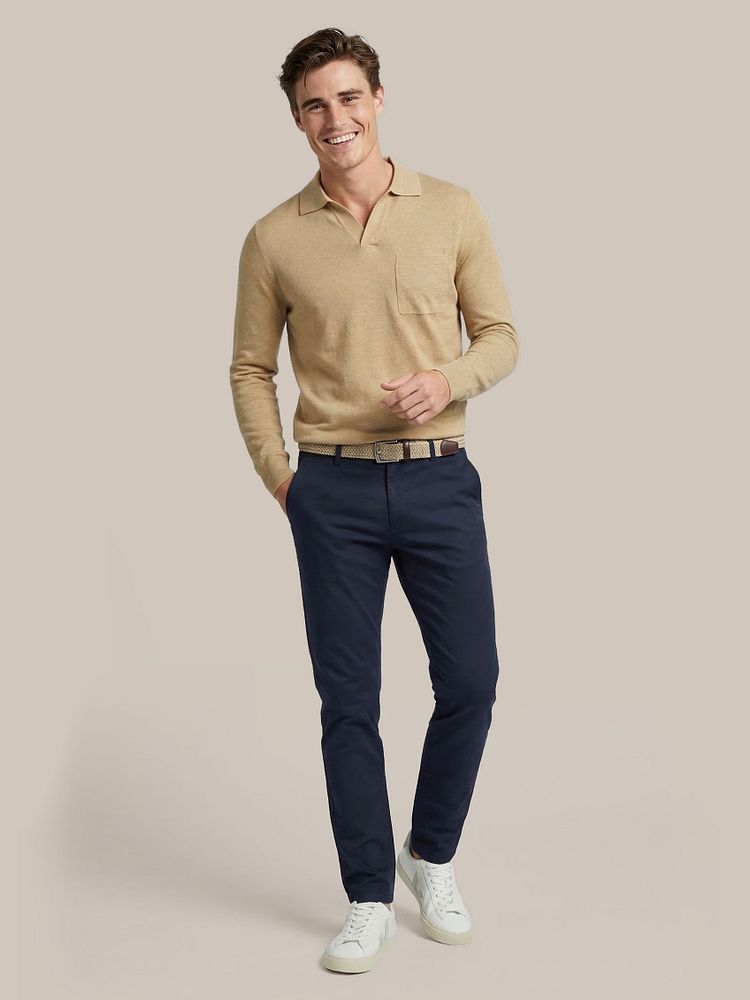 Longsleeve knitted poloshirt riva pocket sand met chino plato donkerblauw en sneakers v-82 pierre kiwi