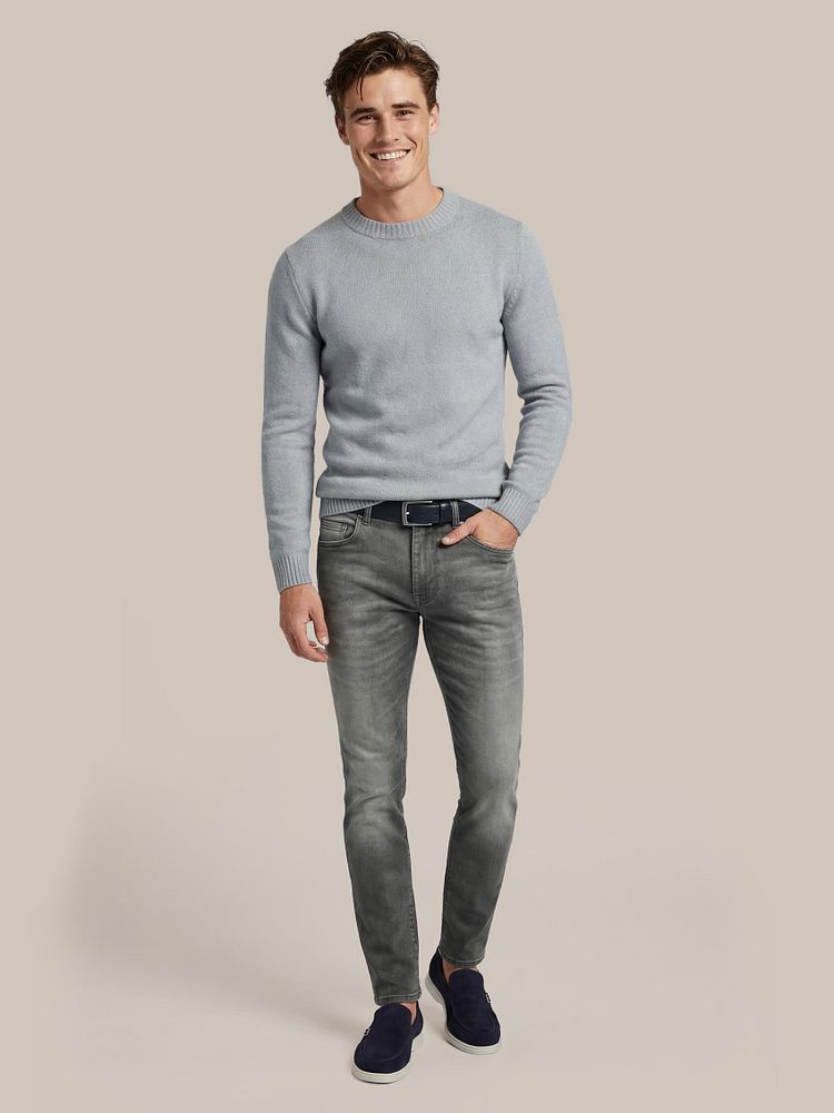 Azul loafers donkerblauw met Denm jeans antraciet, Ota t-shirt ronde hals wit (2-pack), Pullover bouclé blauw en Riem suede donkerblauw 309