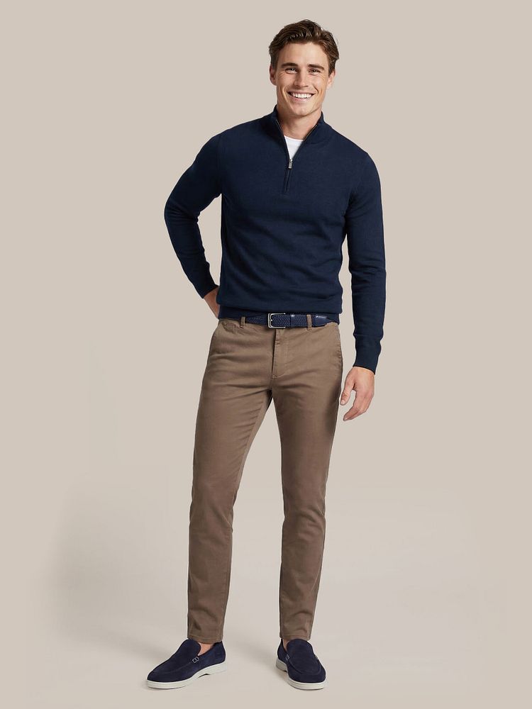 Azul loafers donkerblauw met Chino philo flex taupe, Geweven riem donkerblauw, Merino halve rits trui donkerblauw en Ota t-shirt ronde hals wit (2-pack)