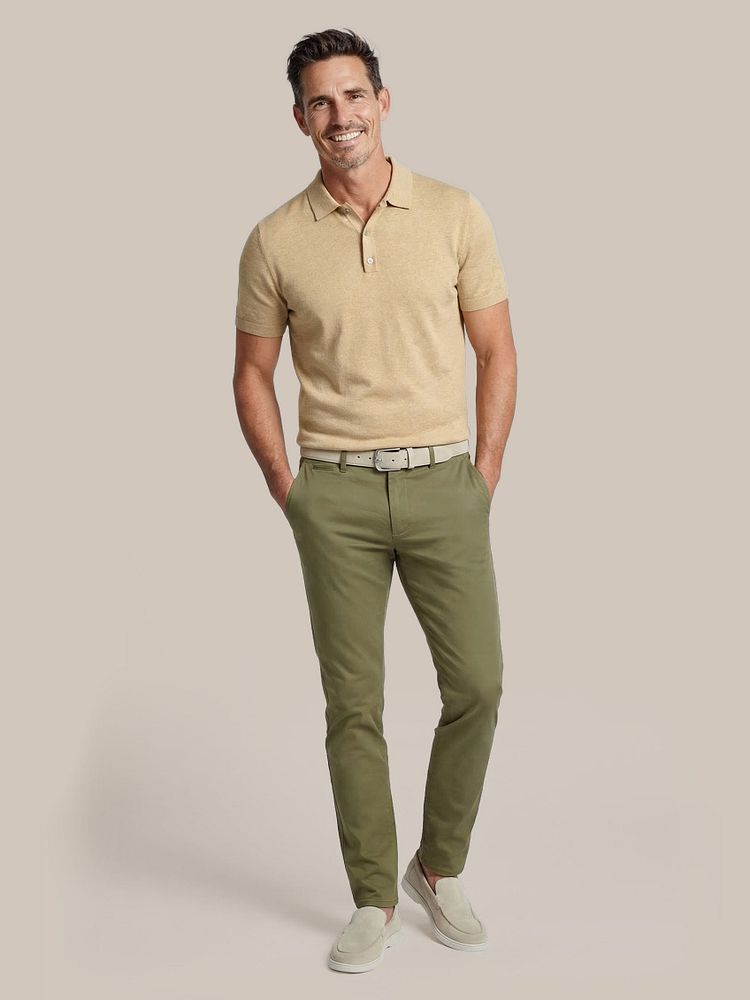 Azul loafers beige met Chino Plato light olive, Knitted polo cotton linen beige, Riem suède leer wit en Sneakersok (3-pack) wit