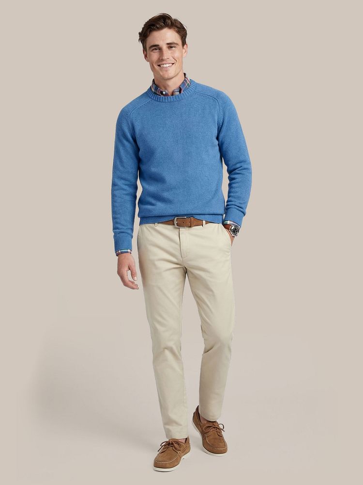Trui kobaltblauw met overhemd linnen ruit multicolour, riem suède leer cognac en chino newbury sand