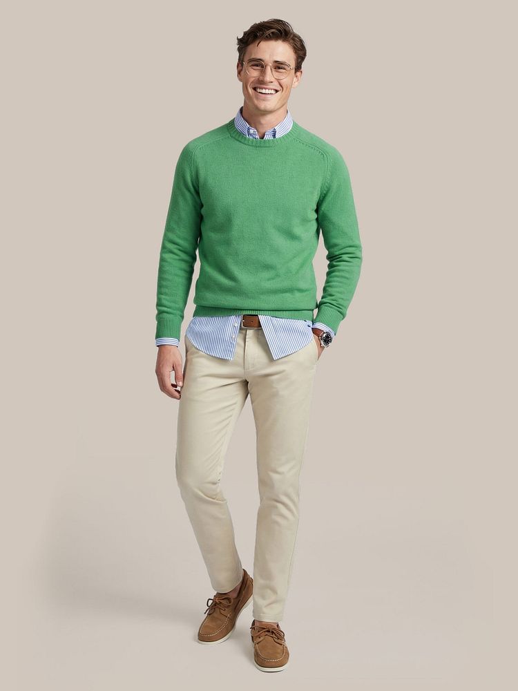 Trui groen met overhemd big stripe blauw, riem suède leer cognac en chino newbury sand