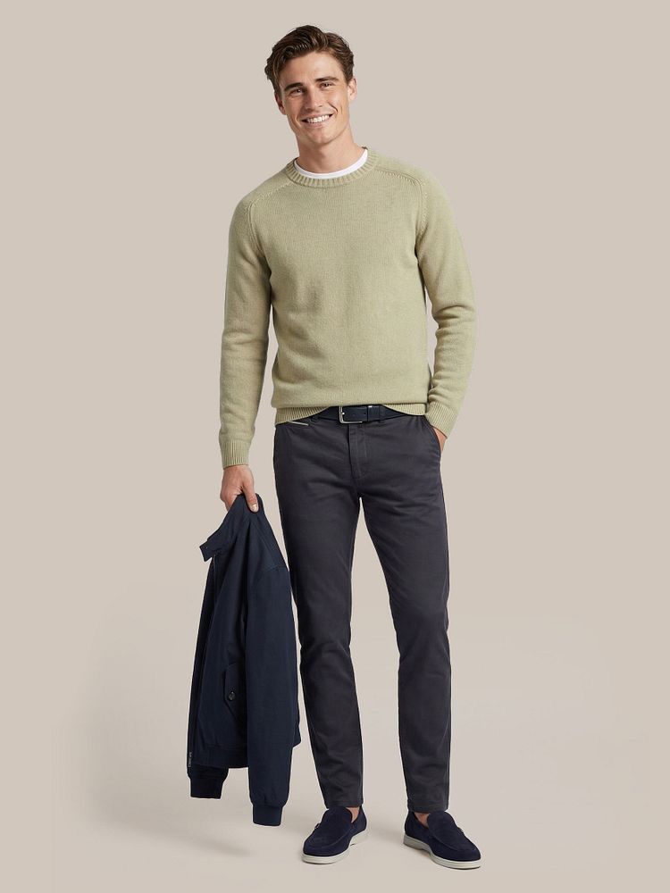 Azul loafers donkerblauw met Chino northport donkerblauw, Ota t-shirt ronde hals wit (2-pack), Riem suede donkerblauw 309, Trui sage groen en Turbo twill jacket donkerblauw