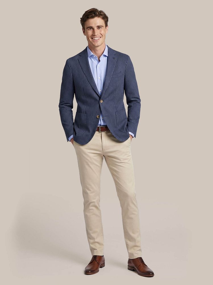 Colbert mylo pinstripe donkerblauw met Overhemd knitted piqué lichtblauw, Riem leer cognac 022 en Vitaru onzichtbaar ondershirt diepe v-hals (2-pack)